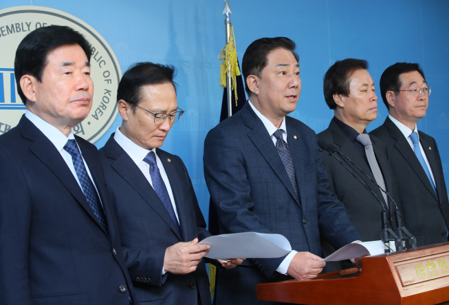▲국회 국방위원회 소속 더불어민주당 김진표(왼쪽부터), 홍영표, 김병기, 도종환, 홍영표 의원이 19일 국회 정론관에서 미국의 방위비 분담금 증액 요구에 우려를 표하며 공정하고 합리적인 방위비 분담금 협상을 촉구하고 있다. (연합뉴스)