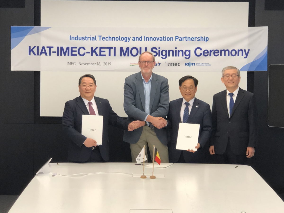 ▲석영철 한국산업기술진흥원 원장(왼쪽)이 18일(현지시간) 벨기에 루벤에서 루도 데펌 IMEC 부사장(왼쪽 두번째), 김영삼 전자부품연구원 원장(왼쪽 세번째)과 공동 연구개발(R&D)을 위한 양해각서(MOU)를 체결한 후 기념촬영을 하고 있다. (사진=한국산업기술진흥원)