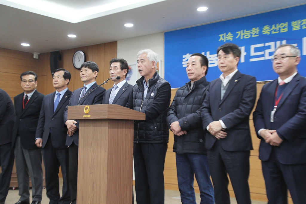 ▲축산관련단체협의회가 19일 정부세종청사 농림축산식품부에서 '대국민 약속'을 발표하고 있다.  (사진=농림축산식품부)