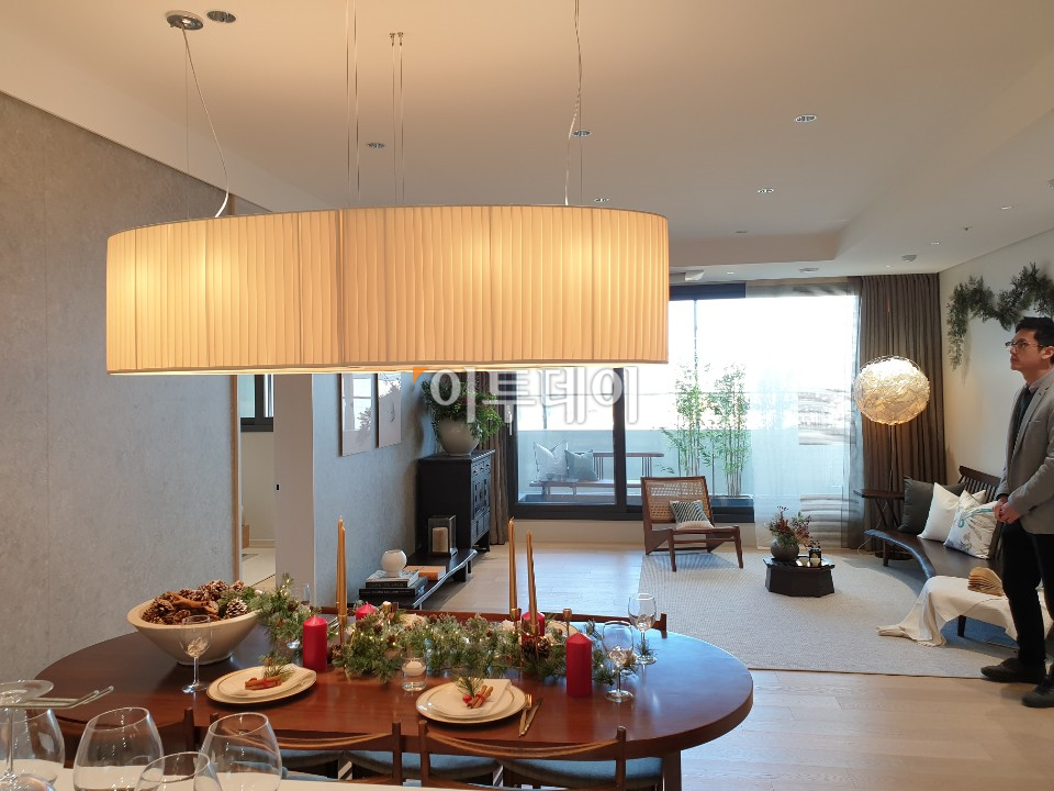 ▲서울 강남구 '아크로 갤러리'에 마련된 전용 84㎡타입 견본주택 내부 모습. 서지희 기자 jhsseo@