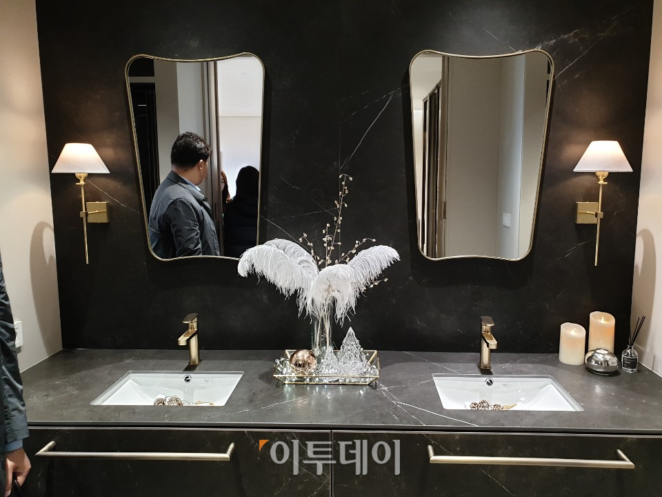 ▲서울 강남구 '아크로 갤러리'에 마련된 전용 120㎡타입 견본주택의 안방 드레스룸 내부 모습. 서지희 기자 jhsseo@