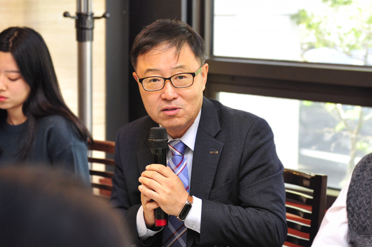 ▲정윤모 기보 이사장이 기자간담회에서 기자들의 질문에 답하고 있다. 기술보증기금 제공