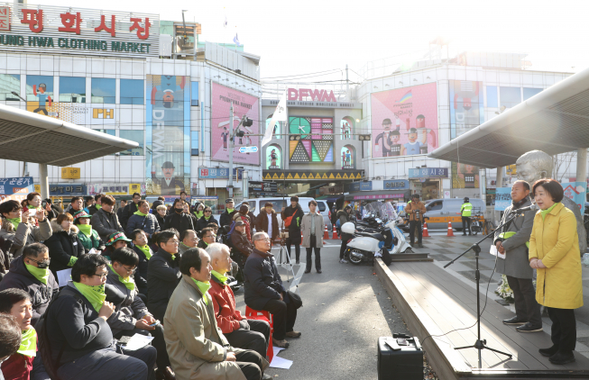 ▲19일 청계천 전태일 다리에서 정의당 심상정 대표가 '전태일 50주기 준비위원회' 출범식 인사말을 하고 있다. (연합뉴스)