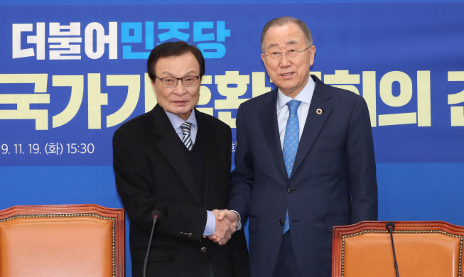 ▲더불어민주당 이해찬 대표(왼쪽)와 반기문 국가기후환경회의 위원장이 19일 오후 국회에서 열린 미세먼지 대비 국가기후환경회의 간담회에서 악수하고 있다. (연합뉴스)