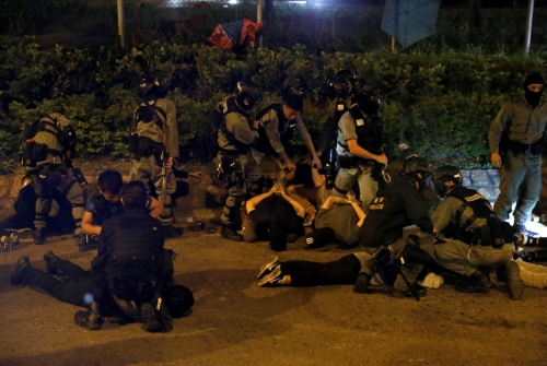 ▲19일(현지시간) 홍콩이공대 탈출을 시도하던 시위대가 경찰에 제압되고 있다. 홍콩/로이터연합뉴스 

