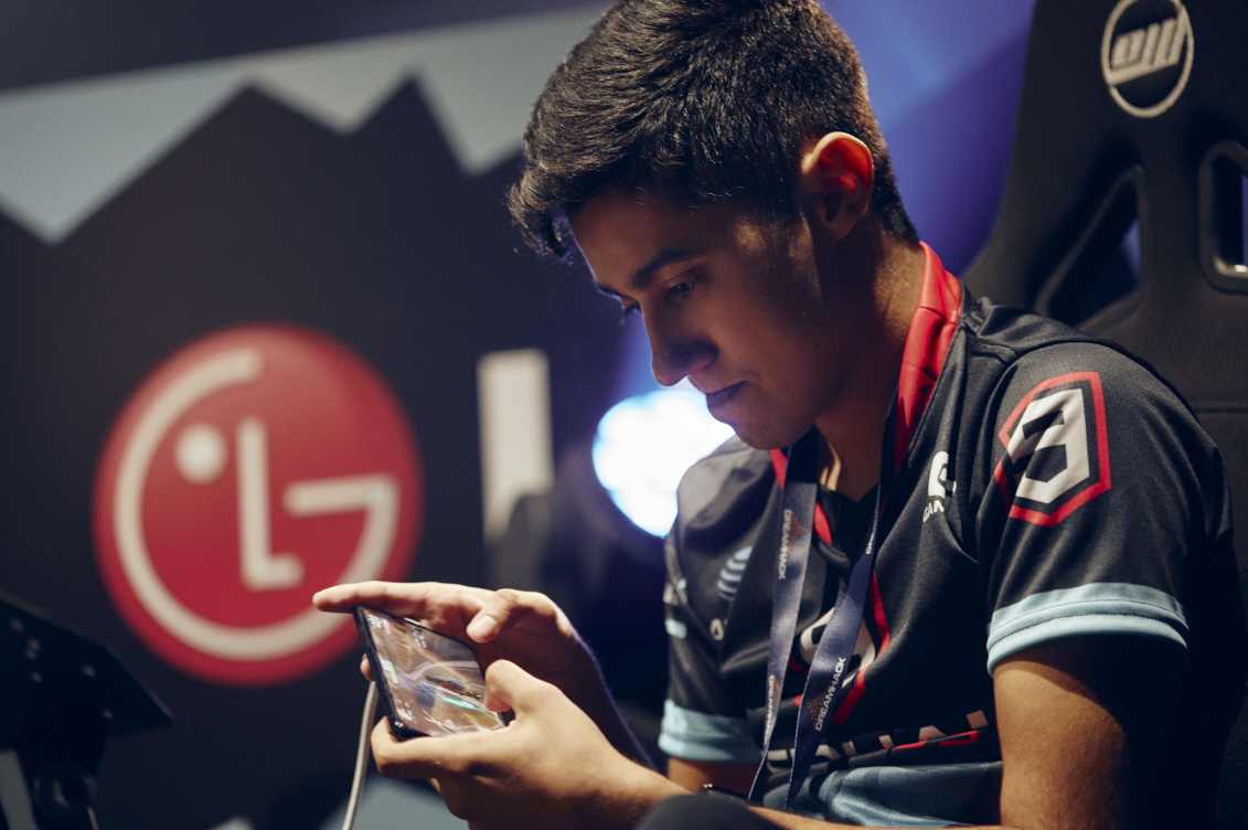 ▲지난 15일 美 아틀란타에서 열린 ESL모바일오픈 시즌3 결승에서 선수들과 관람객들이 LG G8X ThinQ(한국명: LG V50S ThinQ)와 LG 듀얼 스크린으로 게임을 즐기고 있다.  (사진제공=LG전자)