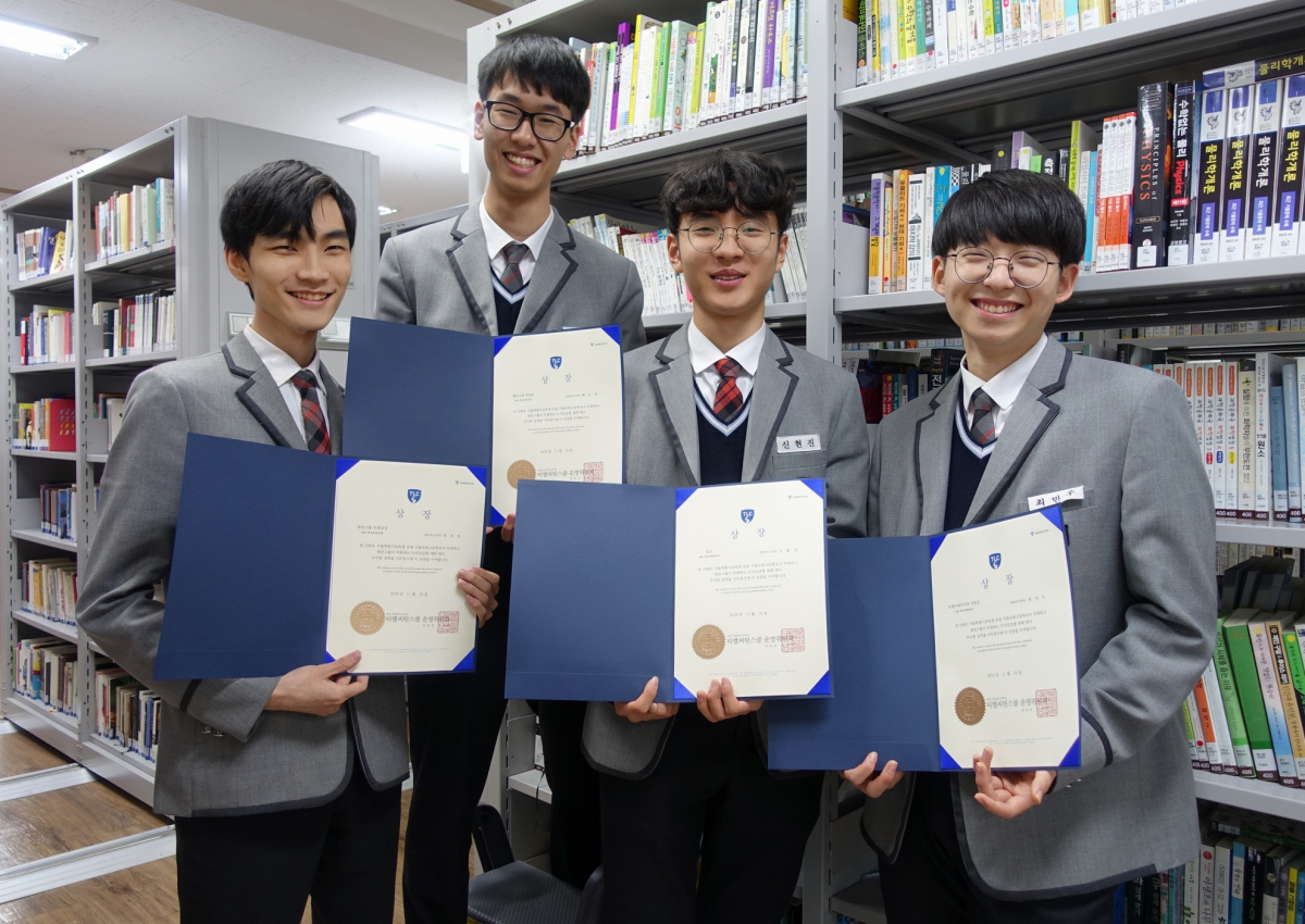 ▲(왼쪽부터) 최우수상(태전그룹 부회장상) 최호인, 대상(태전그룹 회장상) 최승현, 입선 신현진, 우수상(티제이에이치씨 사장상) 최민우 군이 19일 서울로봇고에서 기념촬영을 하고 있다. (사진제공=태전그룹)