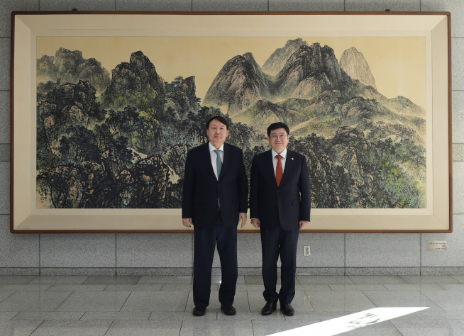 ▲윤석열 검찰총장()왼쪽)과 이찬희 대한변호사협회장.  (사진제공=대검찰청)