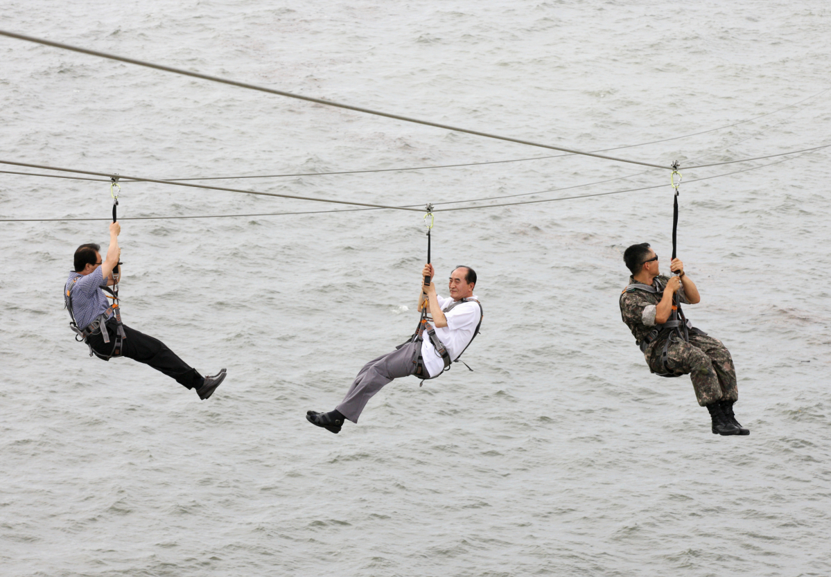 ▲짚트랙을 체험하는 시민들. (뉴시스)