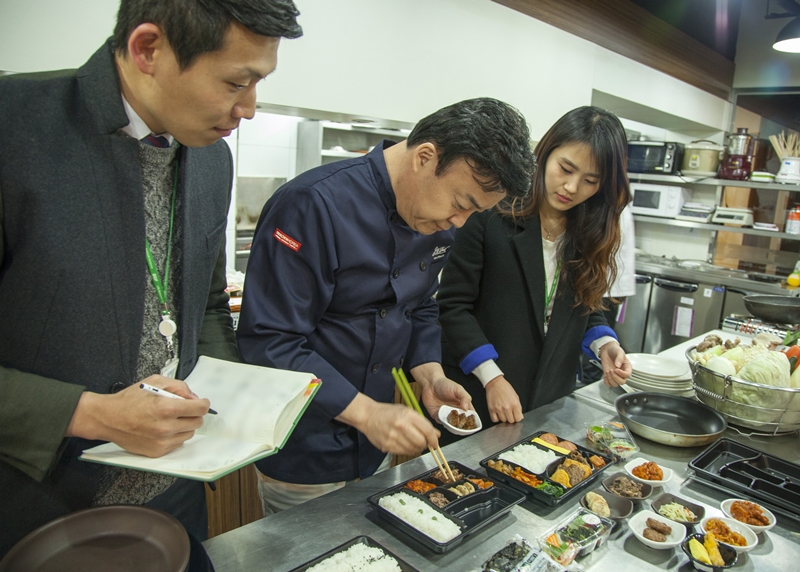 ▲요리연구가 백종원씨가 BGF리테일 간편식품팀 MD들과 도시락 개발 회의를 하고 있다. (사진제공=BGF리테일)