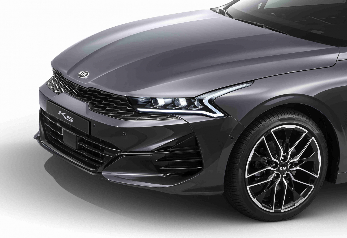 ▲기아차 대표 중형세단 K5가 본격적인 출시를 앞두고 사전계약에 나섰다. 새 모델 가격은 가솔린 2.0 모델이 2351만~3092만 원이다. (사진제공=기아차)