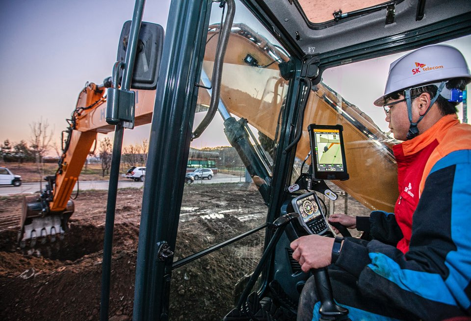 ▲SK텔레콤은 한국건설기술연구원, 트림블(Trimble), 현대건설기계, SK건설 등과 함께 SOC 실증연구센터에서 ICT를 활용한 도로공사 실증을 성공리에 마쳤다고 21일 밝혔다. 사진은 엔지니어들이 SOC실증연구센터에서 스마트 건설 방식으로 공사를 진행하고 있는 모습. (사진제공=SK텔레콤)