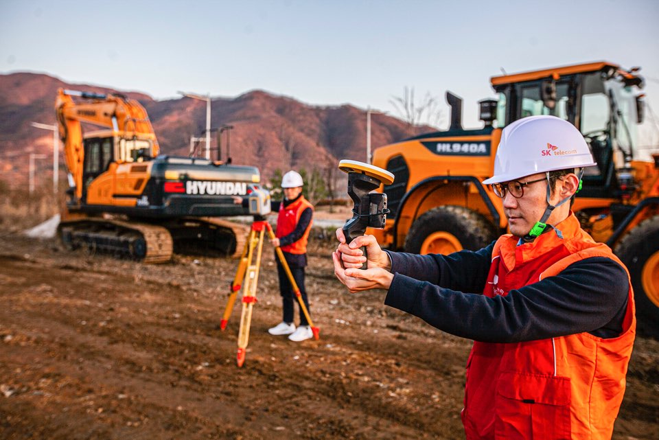 ▲SK텔레콤은 한국건설기술연구원, 트림블(Trimble), 현대건설기계, SK건설 등과 함께 SOC 실증연구센터에서 ICT를 활용한 도로공사 실증을 성공리에 마쳤다고 21일 밝혔다. 사진은 엔지니어들이 SOC실증연구센터에서 스마트 건설 방식으로 공사를 진행하고 있는 모습. (사진제공=SK텔레콤)