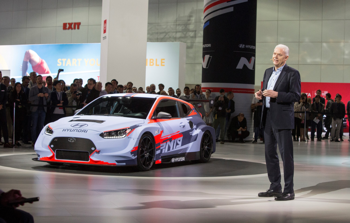 ▲20일(현지시간) 미국 LA 컨벤션 센터에서 열린 ‘2019 LA 오토쇼’에서 알버트 비어만 현대자동차 연구개발본부장이 고성능 콘셉트카 ‘RM19’를 소개하고 있다. (사진제공=현대차)