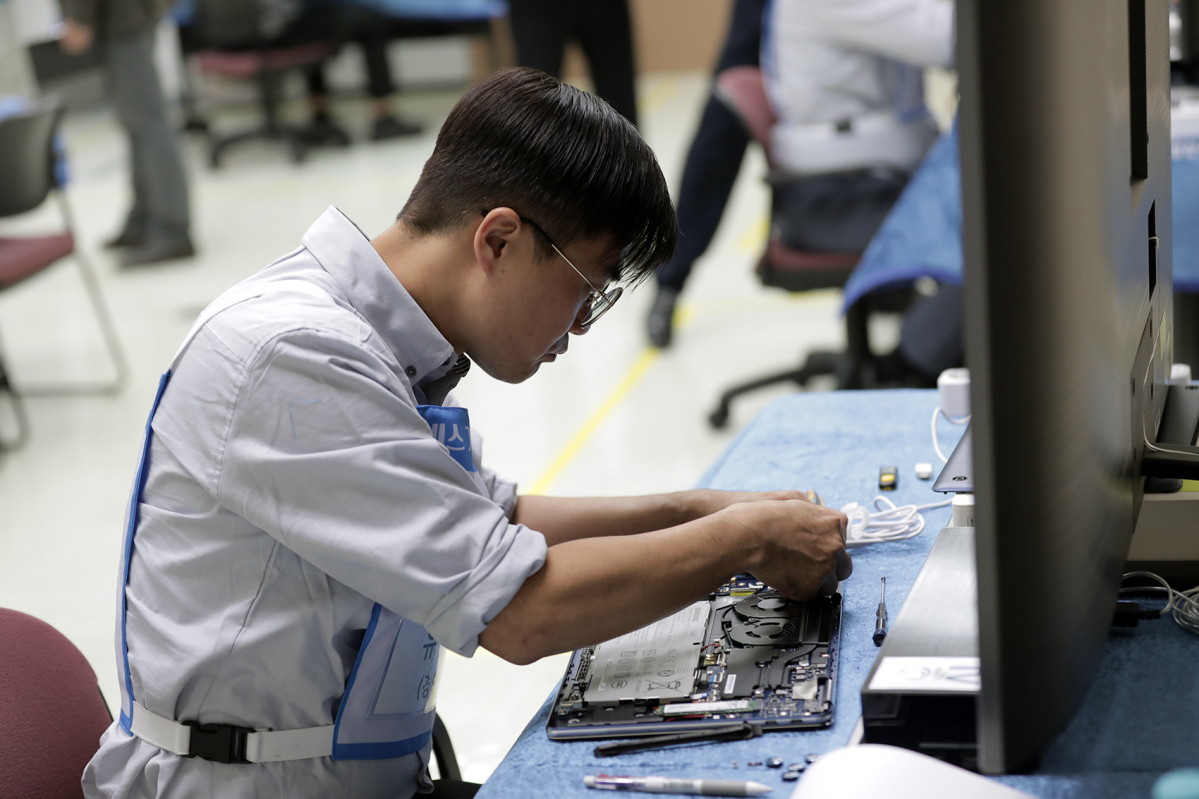 ▲삼성전자서비스는 최고의 서비스 전문가를 선발하는 '제24회 서비스 기술경진대회'를 열었다. 대회 참가자가 노트북을 점검하고 있는 모습. (사진제공=삼성전자)