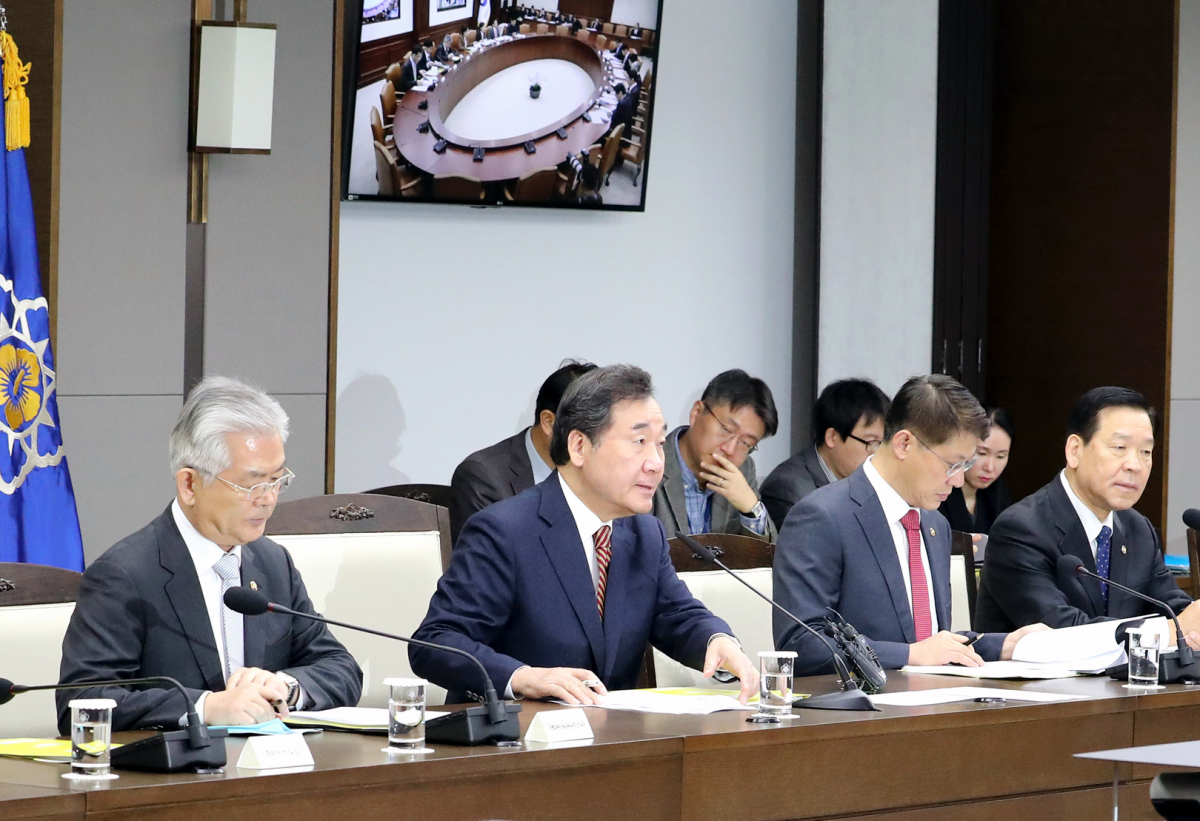 ▲이낙연 국무총리(왼쪽 두번째)가 21일 오전 세종시 정부세종청사 영상회의실에서 열린 국정현안점검조정회의를 주재하고 있다. (연합뉴스)