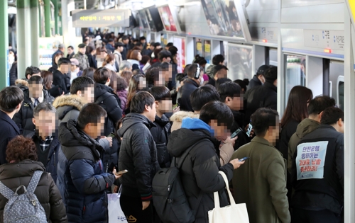 ▲전국철도노동조합 파업 이틀째인 21일 오전 서울 구로구 지하철 1호선 구로역이 승객들로 붐비고 있다. (연합뉴스)