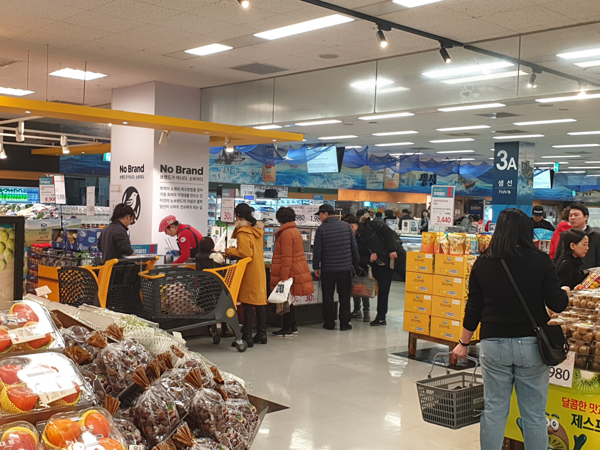 ▲20일 오후 이마트 영등포점 식품관의 모습. 평일 낮 시간임에도 손님이 적지 않다.  (안경무 기자 noglasses@)