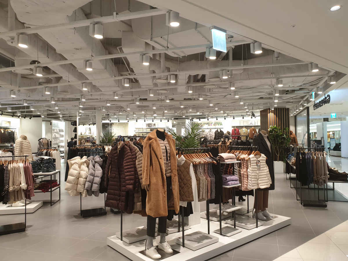 ▲20일 오후 영등포 타임스퀘어점의 한 의류매장. 고객이 없어 한산한 모습. (안경무 기자 noglasses@)