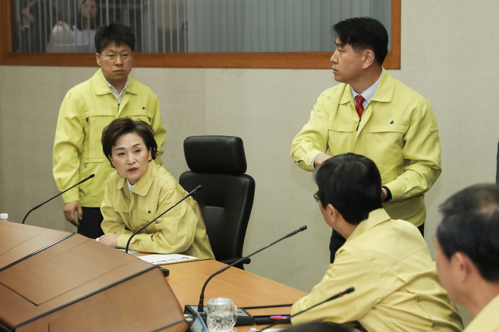 ▲김현미 국토교통부 장관이 철도노조의 파업 이틀째인 21일 서울 구로 철도교통관제센터를 찾아 손병석 한국철도 사장(오른쪽 두 번째)과 이야기를 나누고 있다. (사진제공=국토교통부)