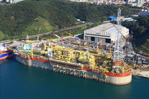 ▲현대중공업이 2008년 2월 프랑스 토탈로부터 수주해 2010년 건조를 완료한 세계 최대 규모의 부유식 원유생산저장하역설비(FPSO).