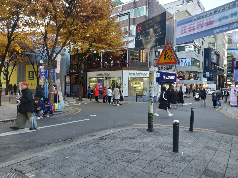 ▲20일 방문한 홍대 메인 거리는 '홍대다움'을 무색하게 할 만큼 휑하다.  (박미선 기자 only@)