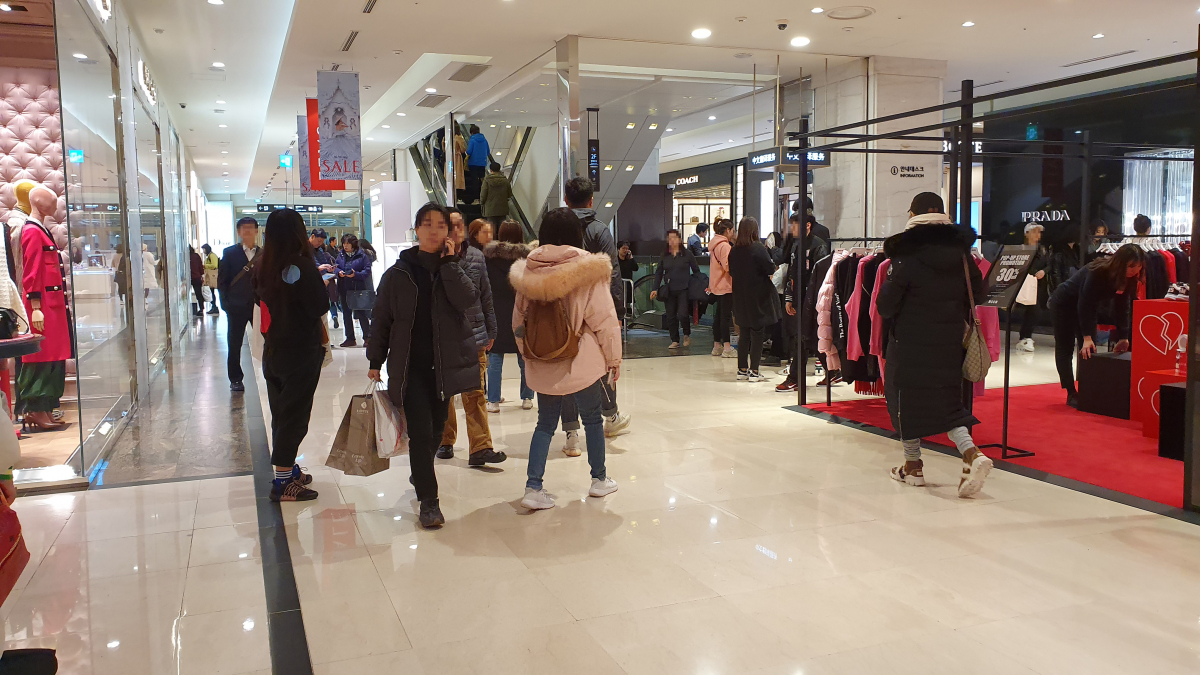 ▲21일 오후 롯데백화점 본점 1층 명품관 코너에 평일에도 고객들로 북적인다.  (남주현 기자 jooh@)