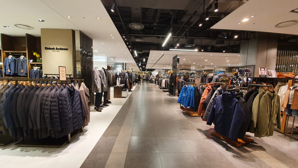 ▲21일 오후 신세계본점 5층 남성복 코너 고객이 드문드문 보인다. (남주현 기자 jooh@)