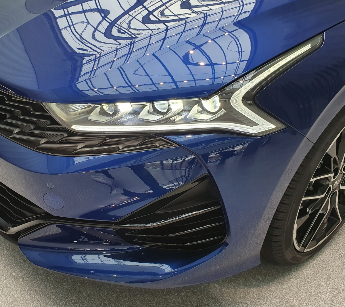 ▲기아차의 3세대 K5가 본격적인 출시를 앞두고 언론에 사전 공개됐다. 홀수(1, 3세대) 모델 변경 때 디자인을 화끈하게 바꾸고, 짝수(2세대) 변경 때 엔진과 새 기술을 추가하는, 이른바 '폭스바겐 방식'의 모델 변경 체제가 본격화됐다. (사진제공=기아차)