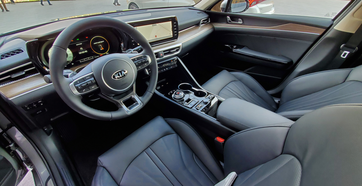 ▲운전석 중심의 1~2세대 인테리어는 현대기아차의 최근 흐름에 맞춰 수평 라인을 중심으로 심플하게 꾸몄다. 다양한 첨단 기능은 12.5인치 디스플레이 속에 모두 담았다. (김준형 기자 junior@)