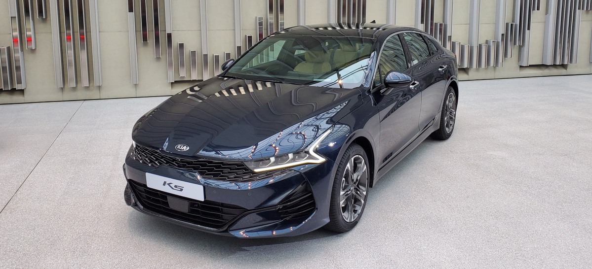 ▲새 모델은 2세대보다 길고 넓어진 반면, 차 높이는 소폭 낮춰 한결 안정감 있는 모습으로 거듭났다. (김준형 기자 junior@)