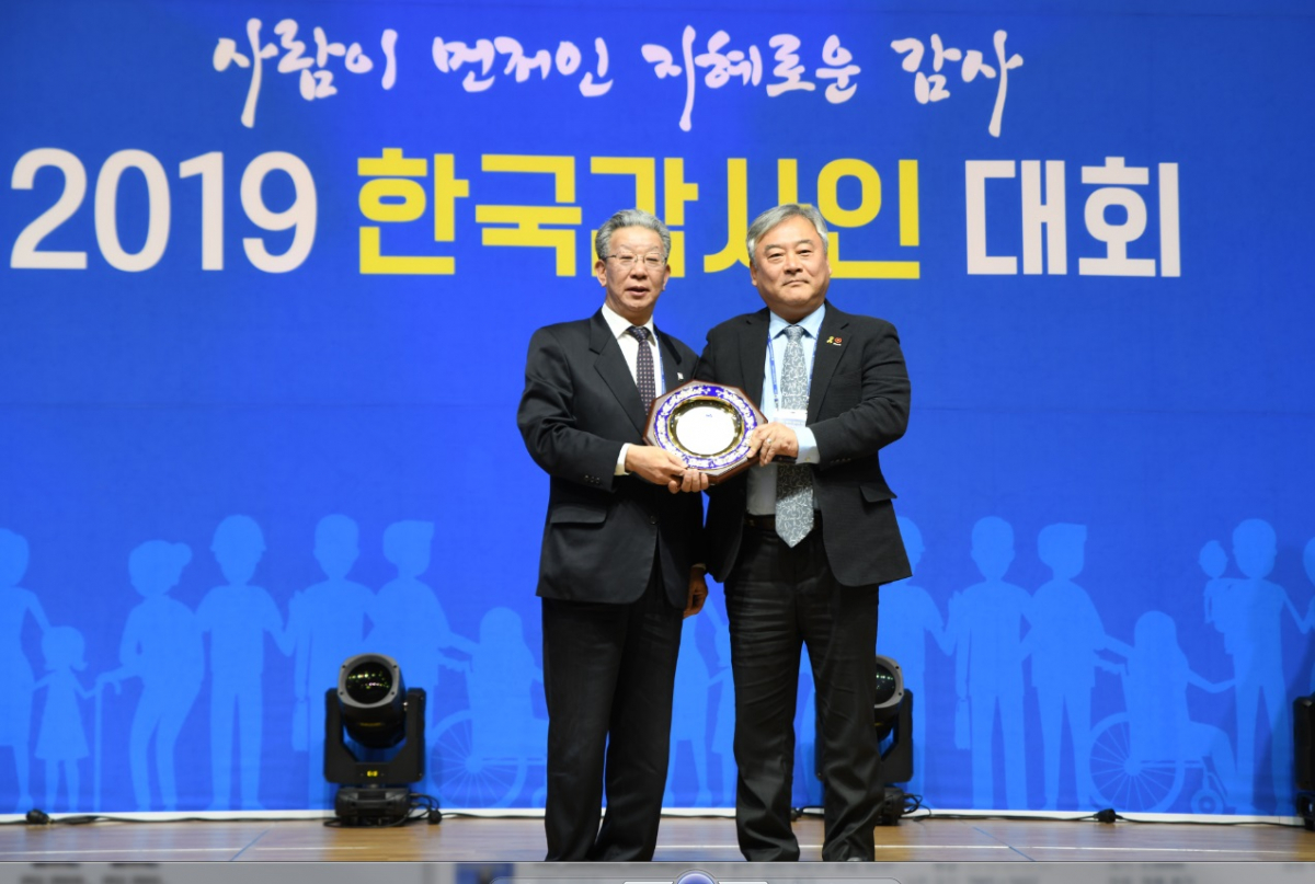 ▲이재강(오른쪽) 주택도시보증공사 상근감사위원이 한국감사협회로부터 내부감사 부문 최우수기관상을 수상한 후 기념촬영을 하고 있다. (사진제공=주택도시보증공사)