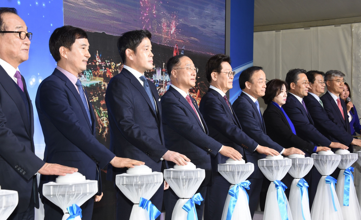 ▲21일 경기도 화성국제테마파크 예정지에서 열린 '화성 국제테마파크 비전 선포식'에서 홍남기 경제부총리 겸 기획재정부 장관, 이재명 경기도지사, 정용진 신세계 부회장, 서철모 화성시장, 이학수 한국수자원공사 사장을 비롯한 참석자들이 성공기원 퍼포먼스를 하고 있다.  (사진제공=기획재정부)