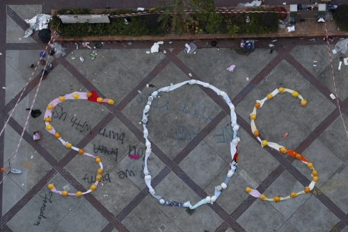 ▲홍콩이공대에 갇힌 민주화 시위 학생들이 21일(현지시간) 도움을 호소하는 문자를 바닥에 만들었다. EPA연합뉴스 
