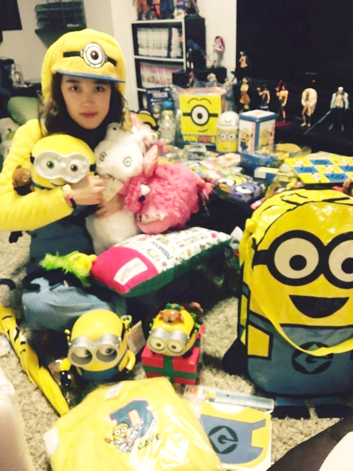▲해외에서 구매한 '미니언즈 굿즈'와 함께 한 컷 '찰칵'. (사진제공=안정윤)
