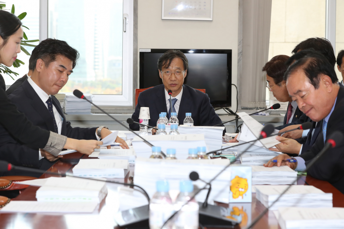 ▲유동수 정무위 법안심사1소위원장이 지난달 24일 정무위원회 법안심사 제1소위원회를 주재하고 있다.  (사진=연합뉴스)