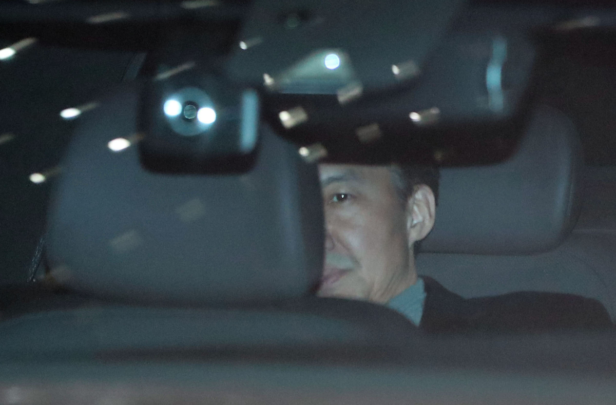 ▲조국 전 법무부 장관이 21일 오후 서울 중앙지검에서 소환 조사를 마친 뒤 차량을 타고 밖으로 나서고 있다.  (연합뉴스)