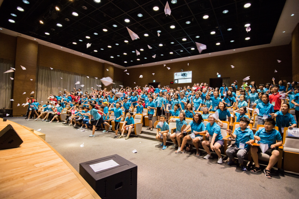 ▲올해 8월 LS미래원에서 개최된 LS드림사이언스클래스 13기 비전캠프에 참가한 초등학생들이 꿈을 담은 종이비행기를 날리고 있다.  (사진제공=LS)