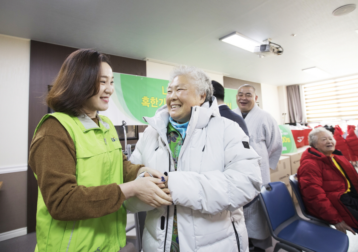 ▲LS산전은 22일 안양 지역 독거노인과 장애인 등 취약계층에 방한복을 전달하는 행사를 진행했다. 사진은 지난해 LS산전 임직원봉사단원이 노인들께 방한복을 입혀드리는 모습 (사진제공=LS산전)