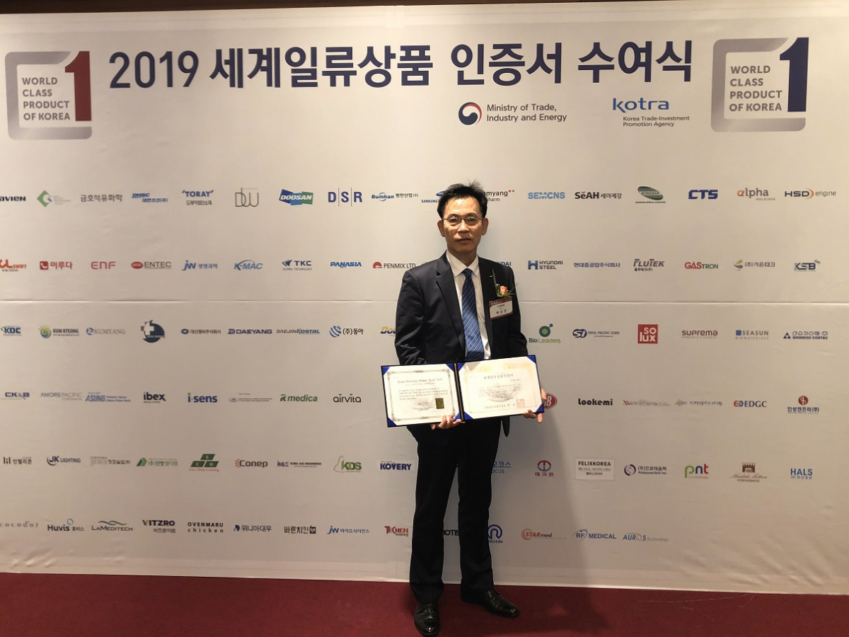 ▲전날 열린 '2019 세계일류상품 인증서 수여식'에 회사를 대표해 수상자로 참석한 세아제강 백남준 기술연구소장이 인증서와 함께 기념 촬영을 하고 있다. (사진제공=세아제강)