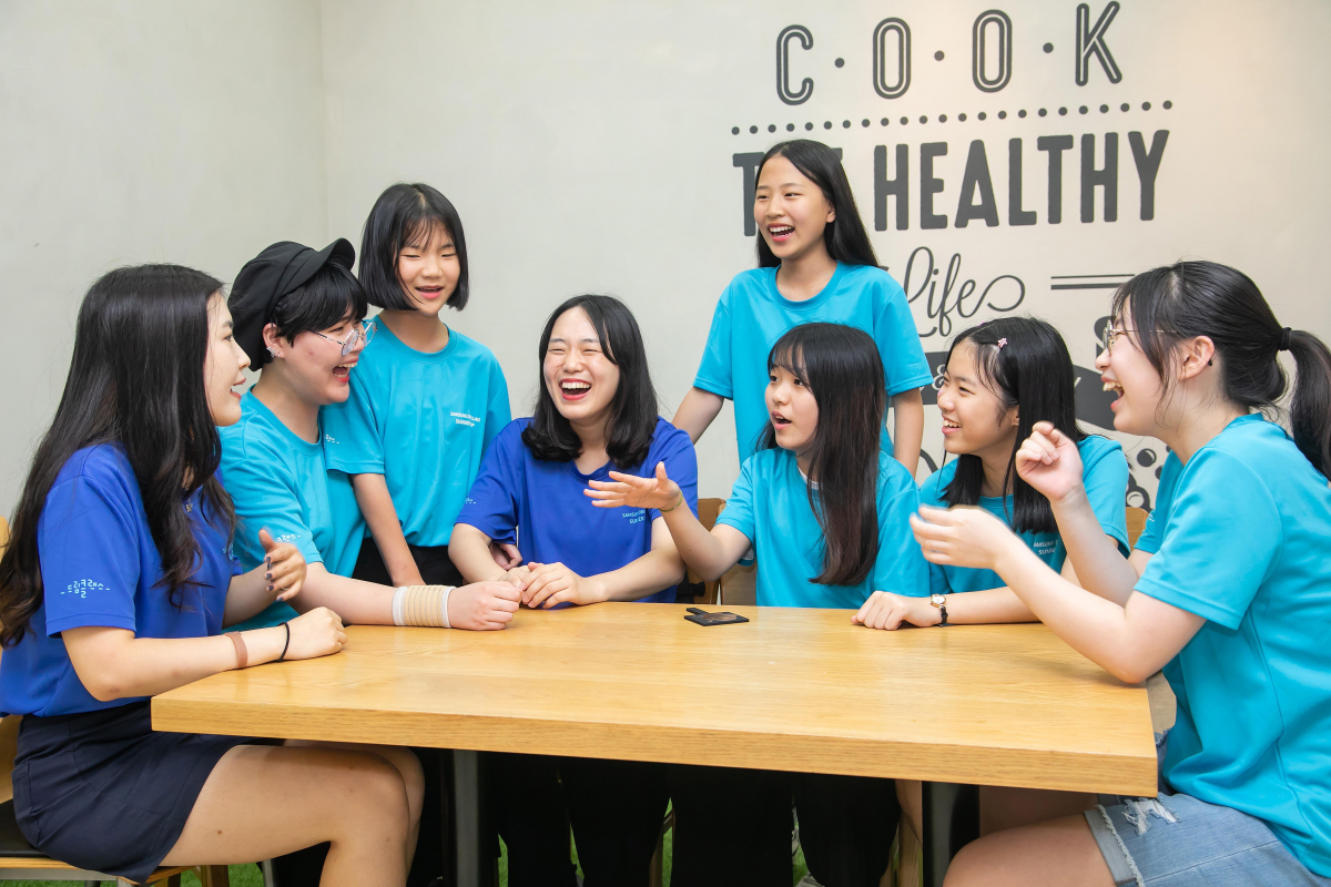 ▲8월 2일 인천광역시 송도에 위치한 연세대학교 국제캠퍼스에서 2019년 삼성드림클래스 여름캠프에참가한 중학생들이 대학생 멘토와 대화를 나누고 있다. (사진제공=삼성전자)