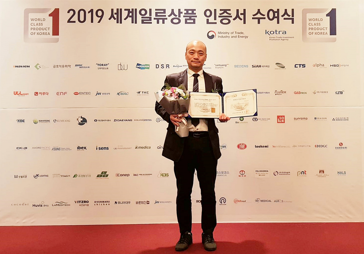 ▲하인용 로보티즈 부사장이 ‘2019년 현재 세계일류상품 인증서’를 수여받고 기념촬영을 하고 있다. (사진제공=로보티즈)