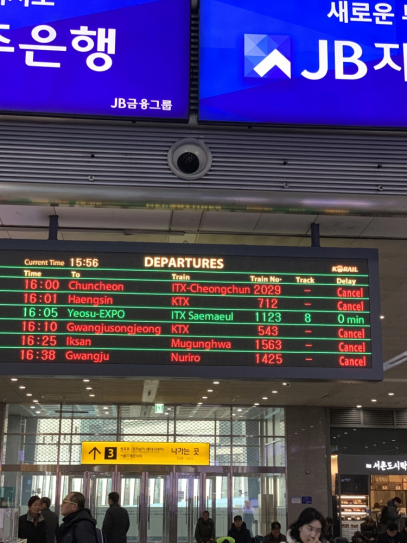 ▲21일 서울역에서 철도파업으로 취소된 열차가 빨간색으로 표시돼 있다. (곽도흔 기자 sogood@)