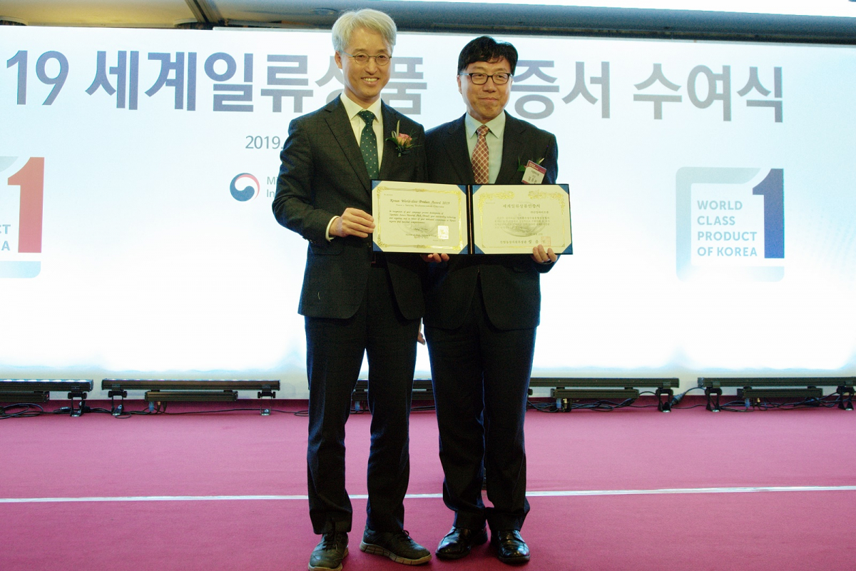 ▲21일 서울 롯데호텔에서 열린 2019 세계일류상품 인증서 수여식에서 김주관 삼양바이오팜 MD공장장(오른쪽)이 인증서를 받고 조영신 산업통상자원부 국장과 기념촬영을 했다. (사진제공=삼양바이오팜)