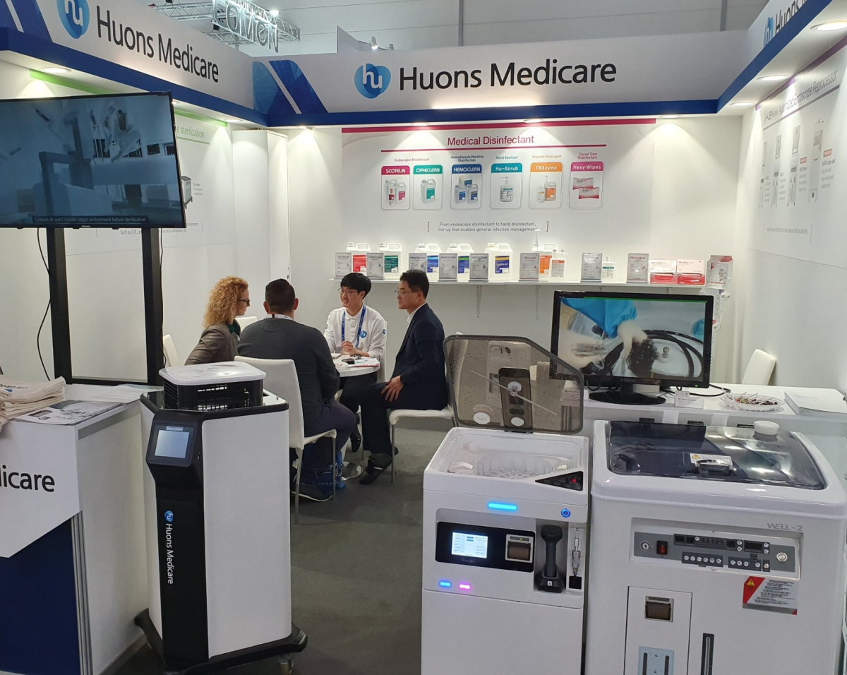 ▲휴온스메디케어 관계자들이 독일 뒤셀도르프에서 열린 ‘MEDICA 2019’에서 의료용 소독제와 공간멸균기를 홍보하고 있다. (사진제공=휴온스메디케어)