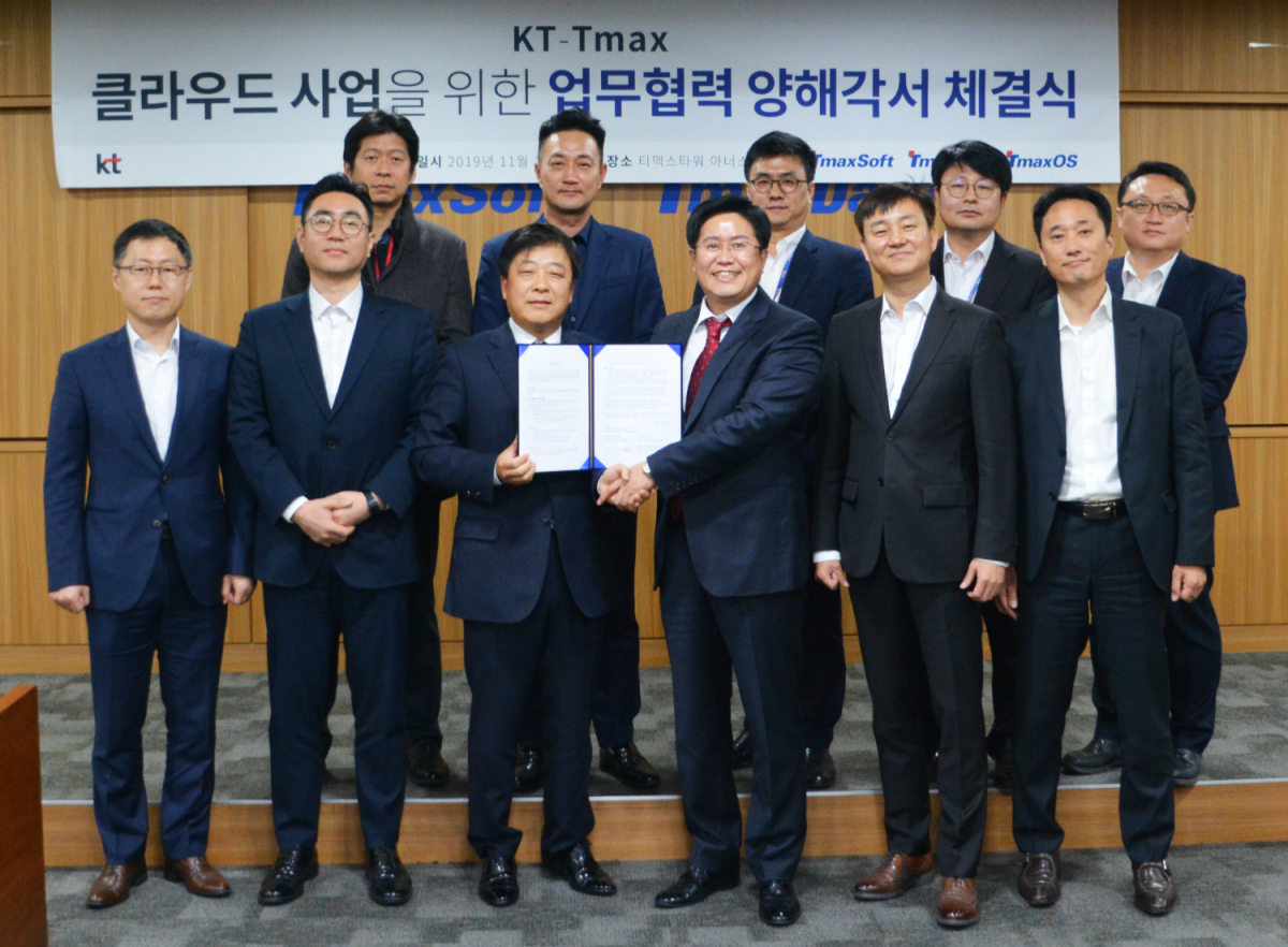 ▲KT 인프라서비스단 이강수 단장(앞줄 왼쪽 세번째)과 티맥스오에스 한상욱 대표(앞줄 왼쪽 네번째) 등 양사 관계자들이 업무 협약을 맺고 기념촬영을 하고 있다. (사진제공=KT)