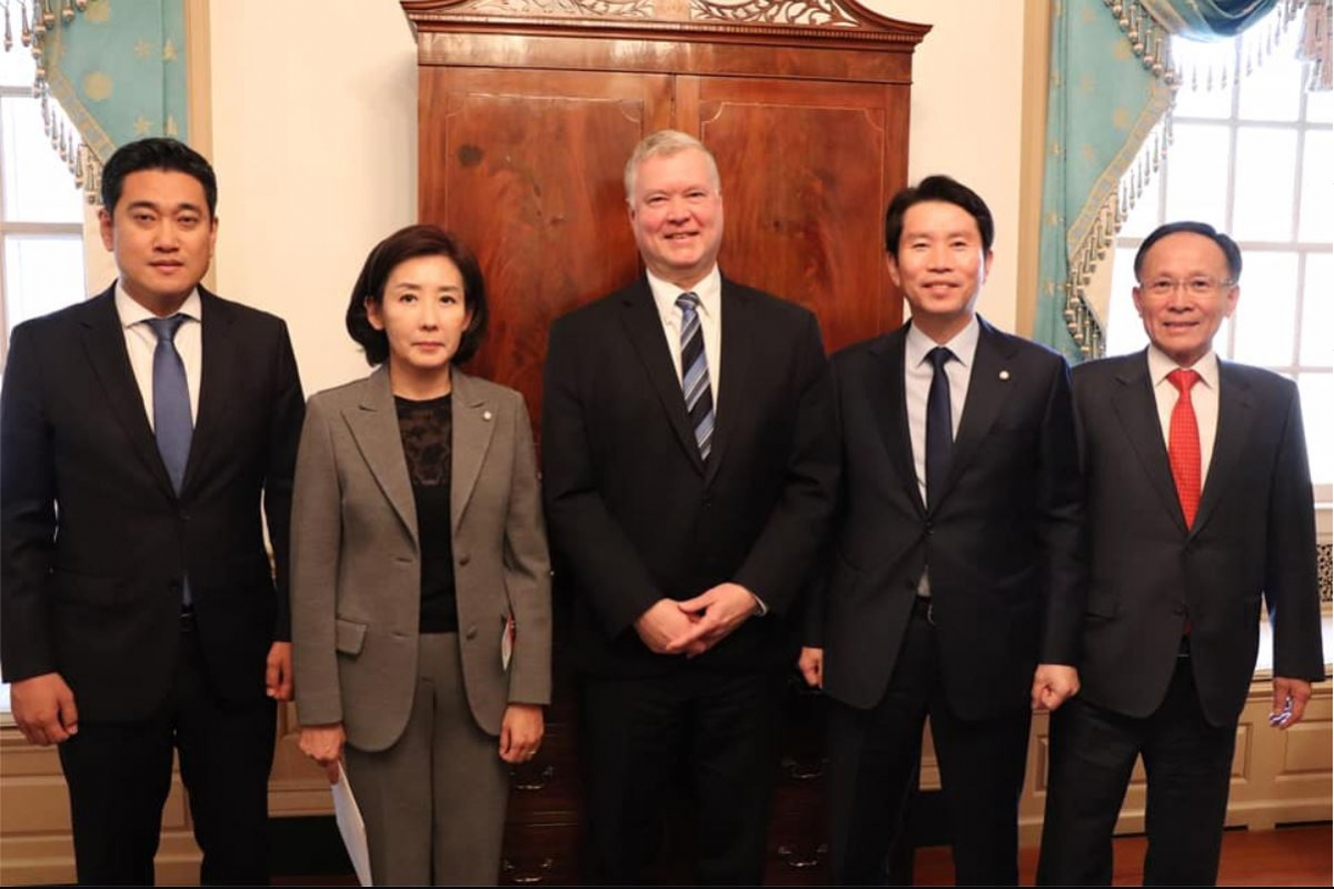 ▲미국을 방문 중인 더불어민주당 이인영, 자유한국당 나경원, 바른미래당 오신환 여야 교섭단체 3당 원내대표와 이수혁 주미대사가 스티븐 비건 미국 국무부 부장관 지명자와 면담을 가진 뒤 기념 촬영을 하고 있는 모습.  (사진=오신환 바른미래당 원내대표 페이스북)
