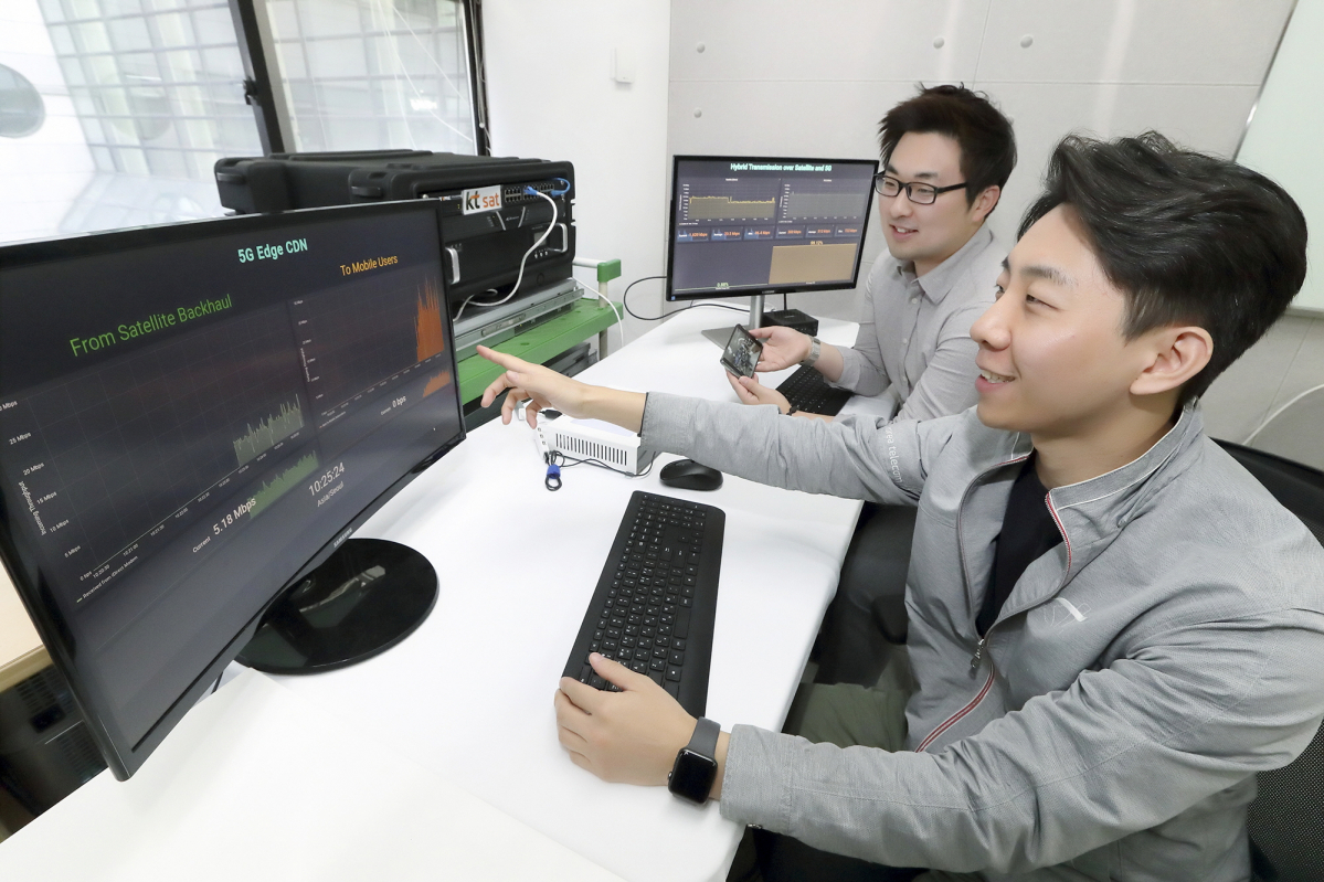 ▲KT SAT, KT융합기술원의 5G 분야 연구원들이 KT연구개발센터에서 위성 5G 시험 결과를 확인하고 있다. (사진제공=KT)