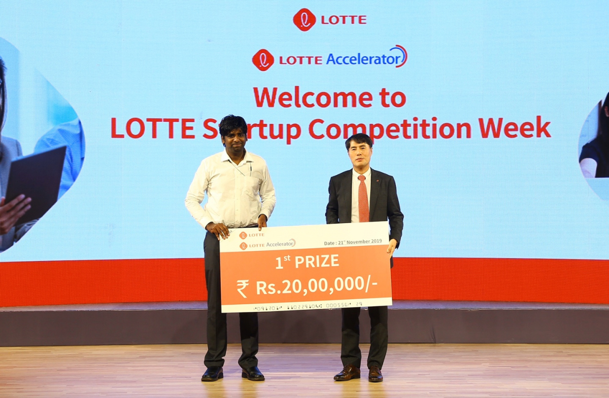 ▲롯데는 지난 21일(현지시간), 인도공과대학 리서치파크 커퍼런스홀에서 '제1회 롯데 스타트업 경진대회'를 진행했다. 1위로 선발된 '파브헤즈(abheads)'의 디네쉬 카나가라지(Dhinesh Kanagaraj) 대표(왼쪽)와 이진성 롯데액셀러레이터 대표이사 (사진제공=롯데그룹)