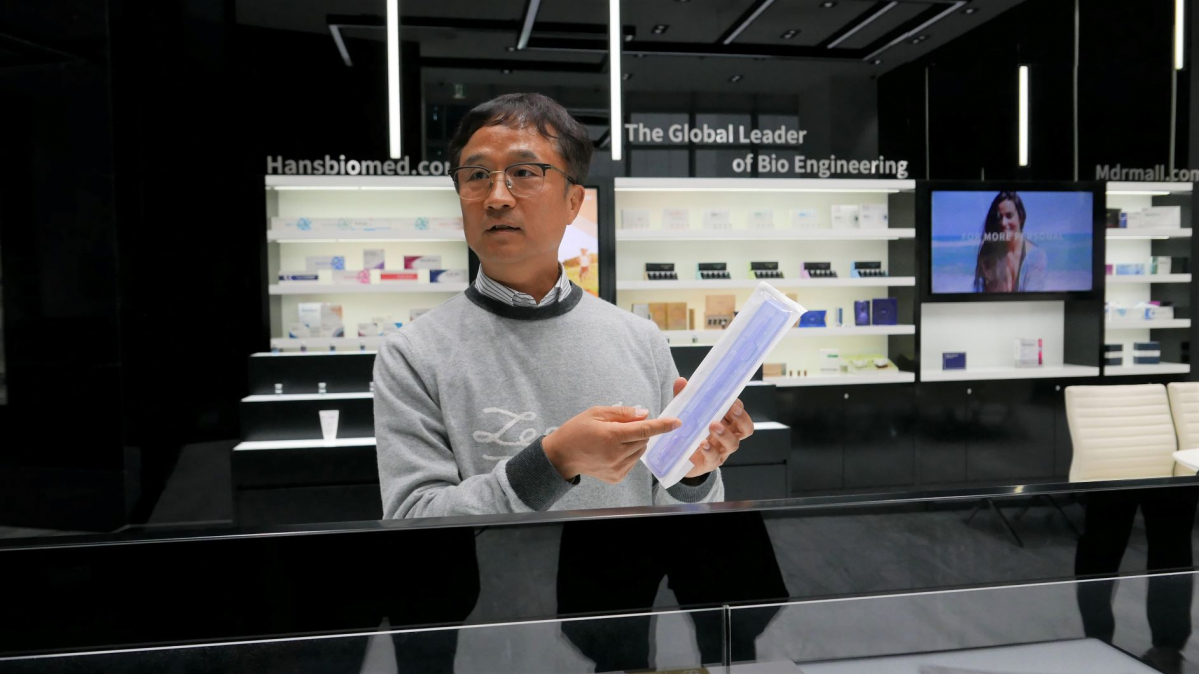▲황호찬 한스바이오메드 대표가 서울 송파구 문정동 한스바이오메드 사옥에서 자사의 페이스 리프팅실 제품을 설명하고 있다. (사진제공=이노비즈협회)
